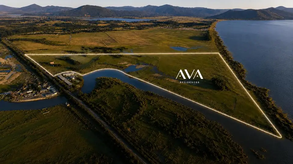 Ilustração da área do AVA Residences, em Maquiné, vista do alto, entre a lagoa e o rio, com a serra ao fundo